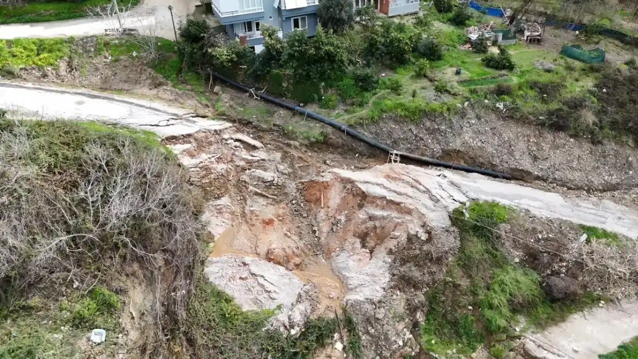 Alanya'da Sağanak Felaketi: Evler Tahliye Edildi, Yollar Çöktü 2